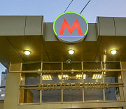 В Новосибирске иномарка влетела в подземный переход метро «Золота нива»