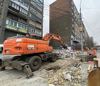 Возле ЦУМа снесли незаконную шашлычную «У Манвела»