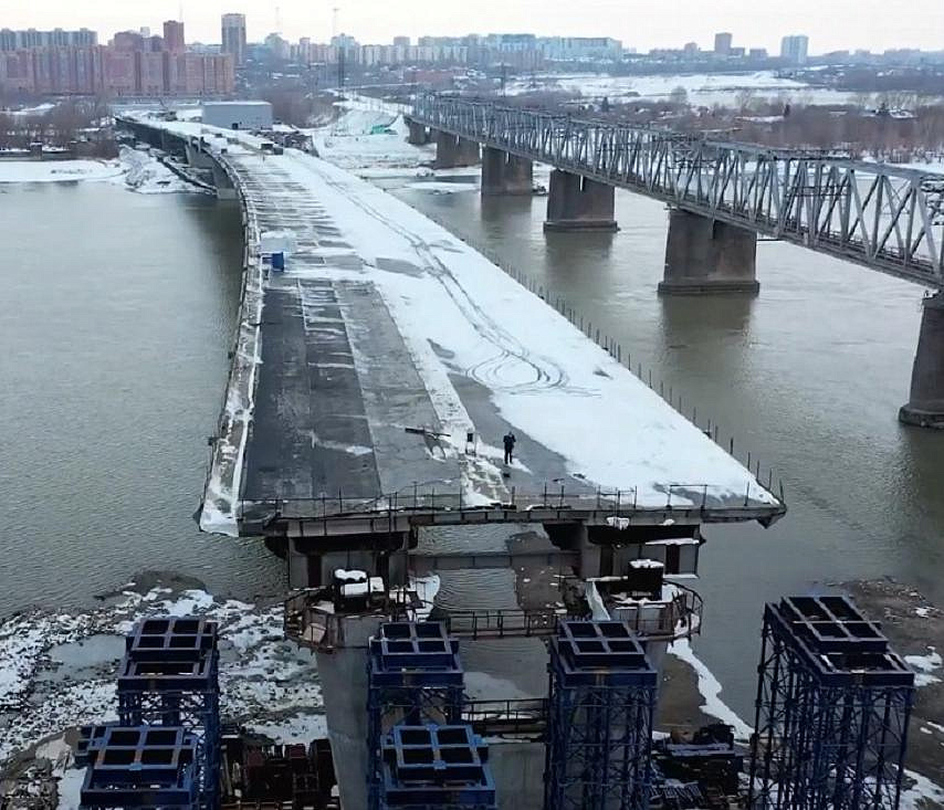 Смотрим с дрона на заснеженную стройку четвёртого моста в Новосибирске