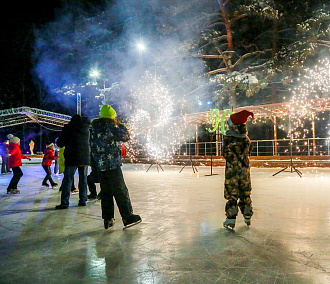 Со своими коньками — бесплатно: каток открыли в Заельцовском парке