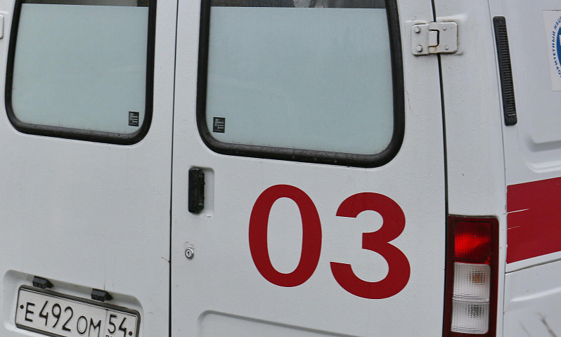 Под Новосибирском водитель врезался в опору ЛЭП