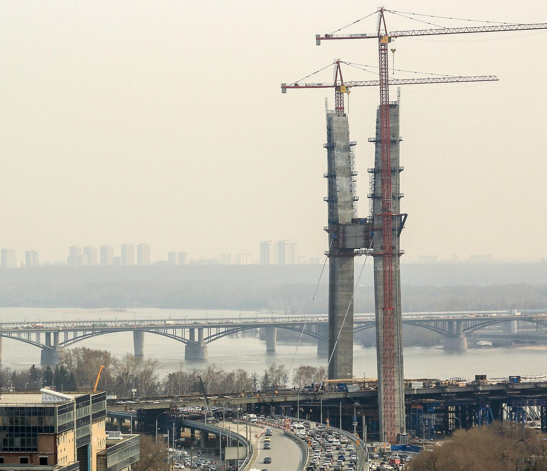 В Новосибирске начали красить 114-метровый пилон четвёртого моста