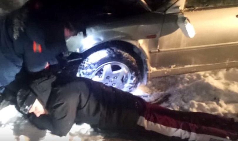 Мужчина сломал пальцы при очистке машины от снега в Новосибирске