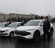 Ключи от 27 новых машин вручили полицейским на площади Ленина