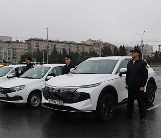 Ключи от 27 новых машин вручили полицейским на площади Ленина