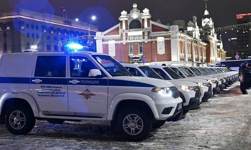 Губернатор Травников вручил полицейским ключи от 54 автомобилей