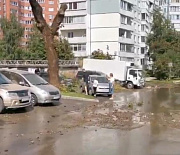 Забивший из-под асфальта фонтан на Блюхера повредил 36 автомобилей