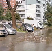 Забивший из-под асфальта фонтан на Блюхера повредил 36 автомобилей