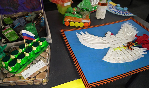 Танк и голубя мира из мусора сделали новосибирцы для конкурса