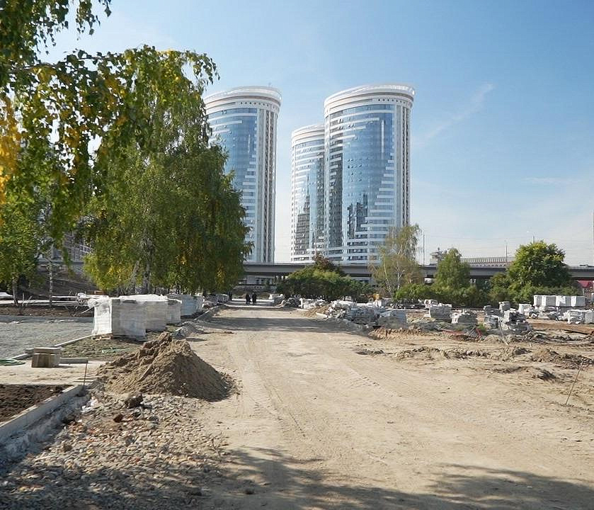 В будущем сквере Бугакова появились тротуары, скамейки и зелёные зоны