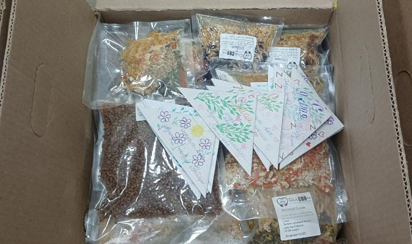 Домашней едой из пакетов кормят бойцов СВО новосибирцы