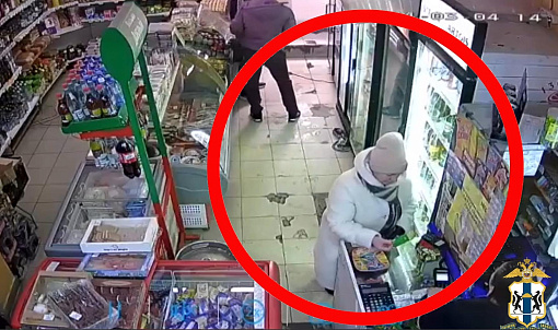 Укравшую картхолдер женщину в светлом пальто разыскивает полиция