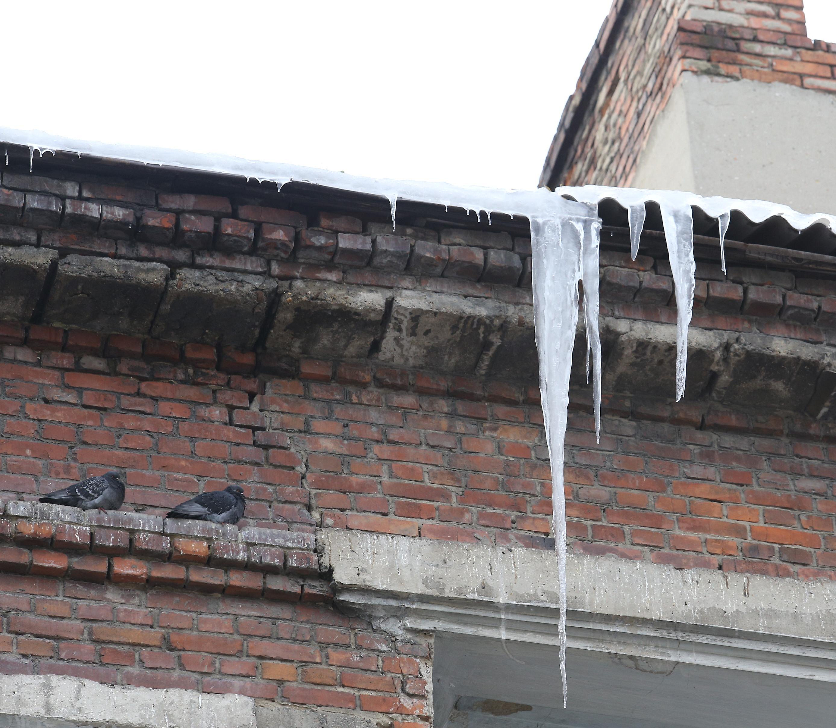 200 тысяч взыскали за падение наледи на школьника в Новосибирске (18+)