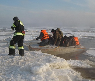 Рыбаки провалились под лёд в километре от берега на Обском море