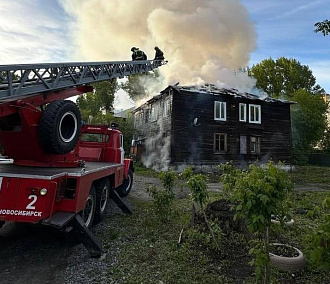 Деревянная двухэтажка загорелась рано утром 30 мая в Затоне