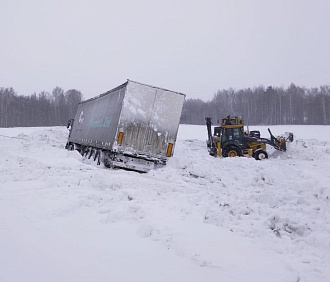 Попавшую в ДТП фуру откопали из снега новосибирские дорожники