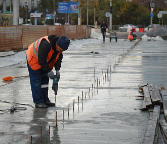Выравнивающий слой асфальта укладывают на путепроводе на улице Фрунзе