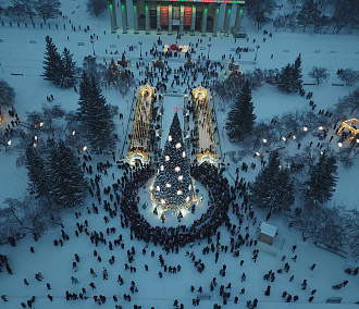 Всероссийский хоровод устроили возле ёлки в Театральном сквере