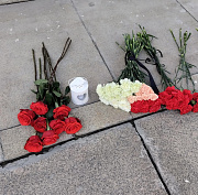 Новосибирцы несут цветы к часовне на Красном проспекте
