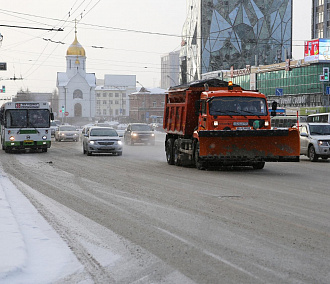 Мэр Новосибирска приказал вывезти пирамиды снега с Красного проспекта