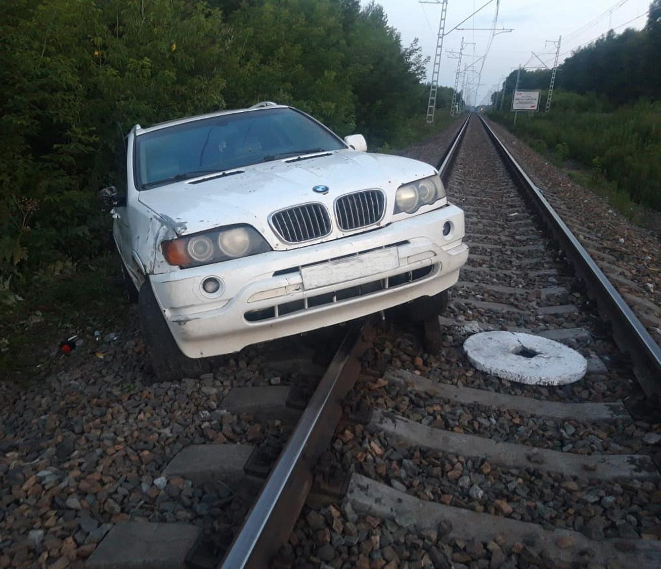 Брошенный BMW нашли на железнодорожных путях под Новосибирском