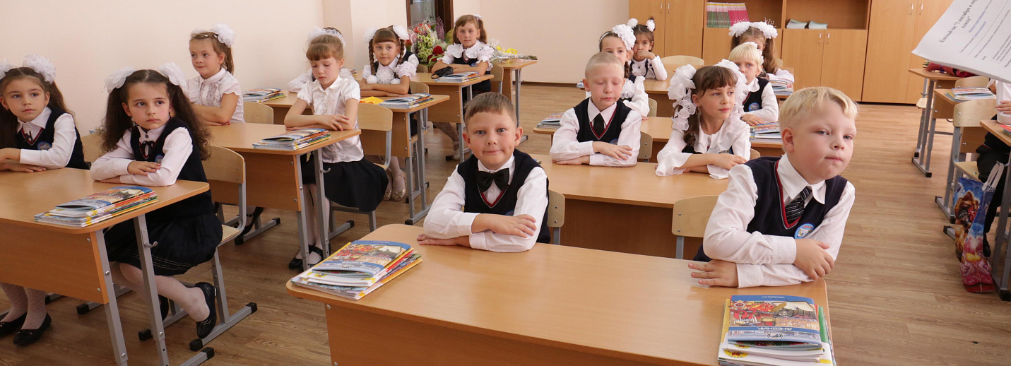 24 летний внедрился в школу. Фото мероприятий в школе. Школьники 1 сентября. Школы Новосибирска. Топ 5 школ Новосибирска.