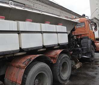 После мощного снегопада на улицы Новосибирска высыпали 440 тонн реагента