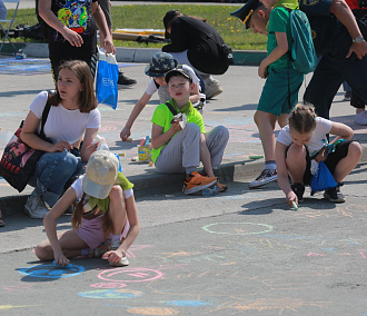 Встретили лето: толпы детей 1 июня заполонили площадь у ГПНТБ
