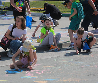 Встретили лето: толпы детей 1 июня заполонили площадь у ГПНТБ