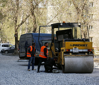 Двор за 8 млн рублей делают на улице Советской в Новосибирске