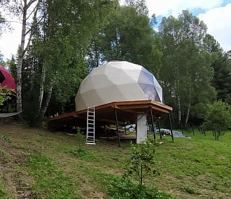 Отель из номеров-шариков строят новосибирцы на Телецком озере