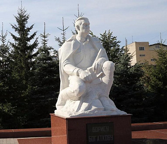 Памятник поэту Борису Богаткову отремонтируют к середине сентября