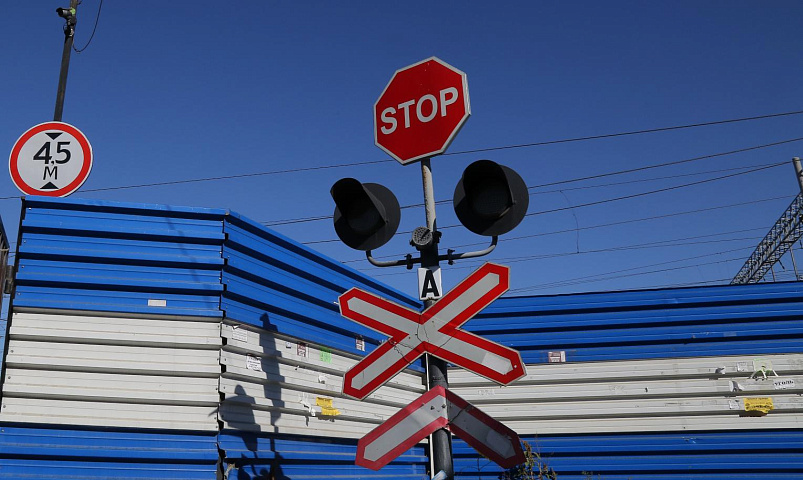 Грузовой поезд врезался в иномарку на переезде в Новосибирской области