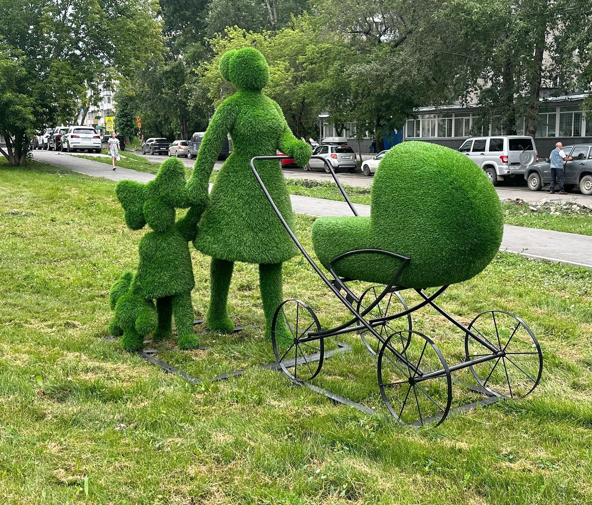 Скульптуру из искусственной травы «Мать с детьми» установили в Дзержинке