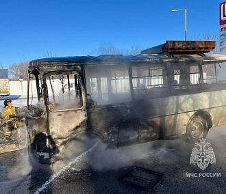 Автобус №189 сгорел на улице Богдана Хмельницкого в Новосибирске
