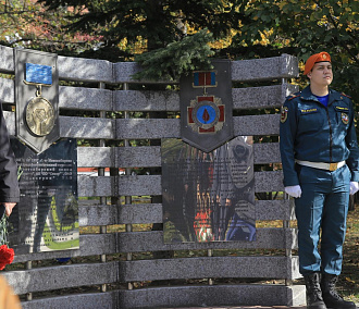 Огромное панно и книги памяти украсили сквер атомщиков в Новосибирске