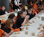 Щи и суворовская каша: как кормят в лучшей школьной столовой Новосибирска