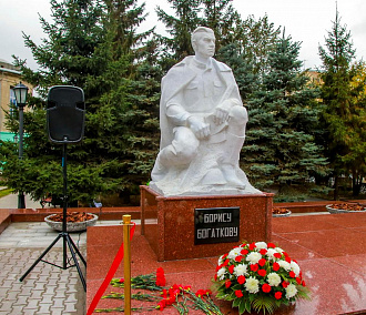 Обновлённый памятник Борису Богаткову открыли в Новосибирске