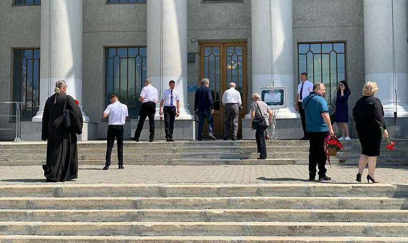 Новосибирцы пришли проститься с бывшим мэром Иваном Индинком