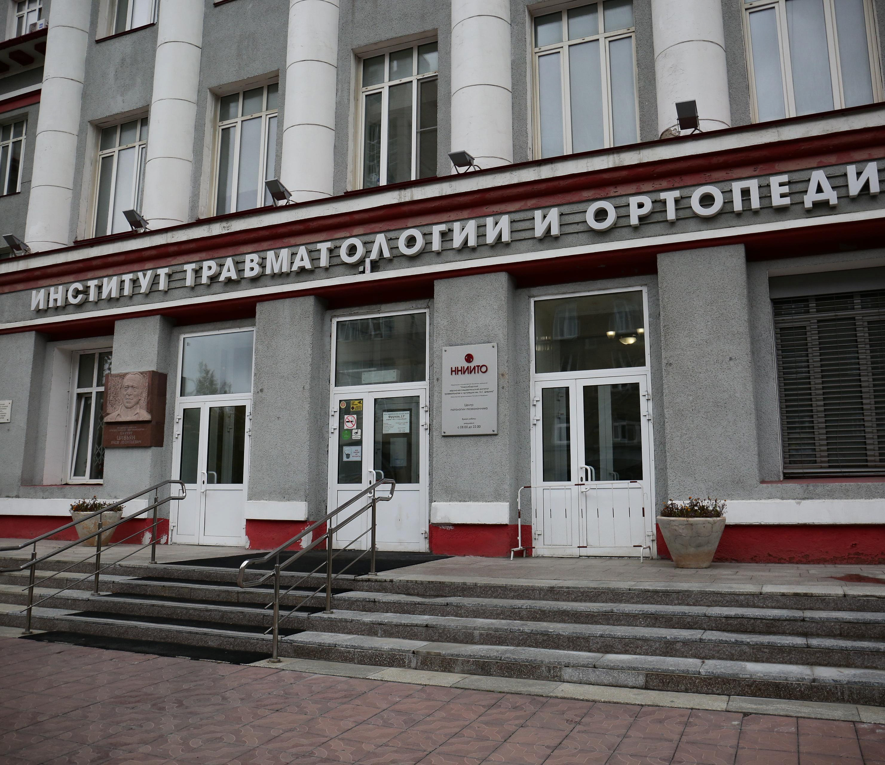 Новосибирские хирурги увеличили длину ноги пациентке с ростом 125 см