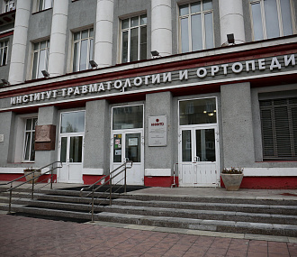 Новосибирские хирурги увеличили длину ноги пациентке с ростом 125 см