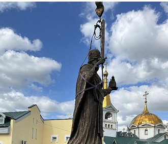Огромный памятник Николаю Чудотворцу поставили возле Нарымского сквера