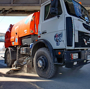 Две сотни машин вывели на уборку Новосибирска в праздничный день