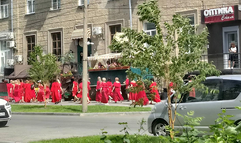 Сотни женщин в красных платьях прошли колонной по Новосибирску