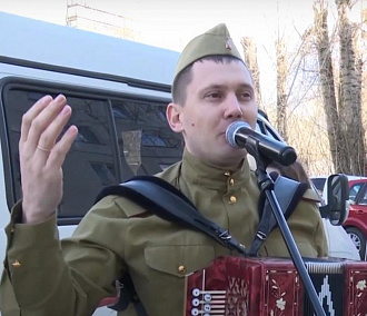 Концерты у подъездов проводят для новосибирских ветеранов ко Дню Победы