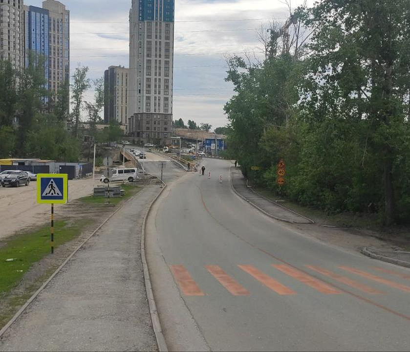 Запускают движение по временному мосту через 2-ю Ельцовку на Сухарной