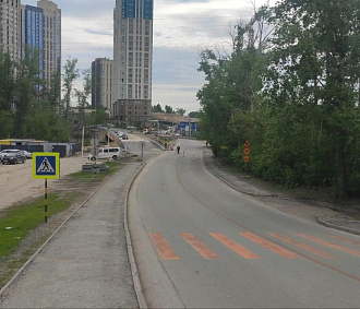 Запускают движение по временному мосту через 2-ю Ельцовку на Сухарной