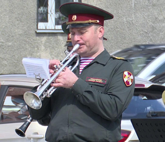 Концерты во дворах ветеранов устраивают ТОСы в Новосибирске