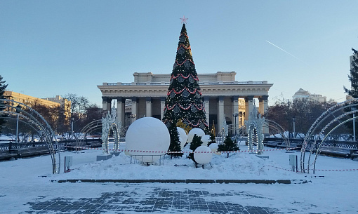 Роскошная ёлка и стихи Бродского: как украсили Театральный сквер