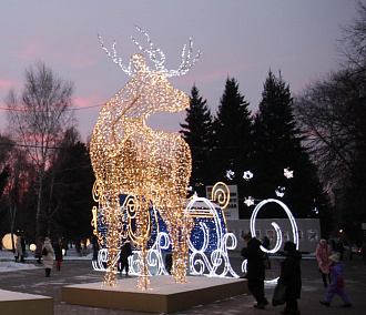 Новогоднюю иллюминацию включили в центре Новосибирска